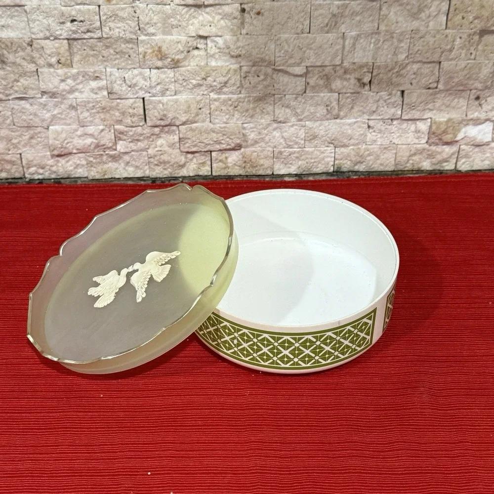 1960s Avon Somewhere Beauty Avocado Green Powder‎ Box • White Doves Trinket Box